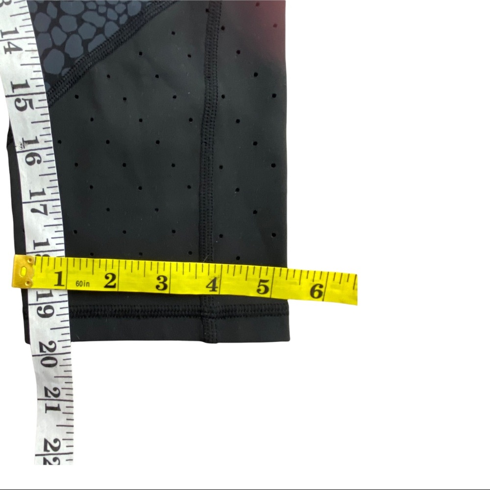 Athleta Crocodile Stealth TruCool Capri Skulptek Medium - Picture 11 of 14